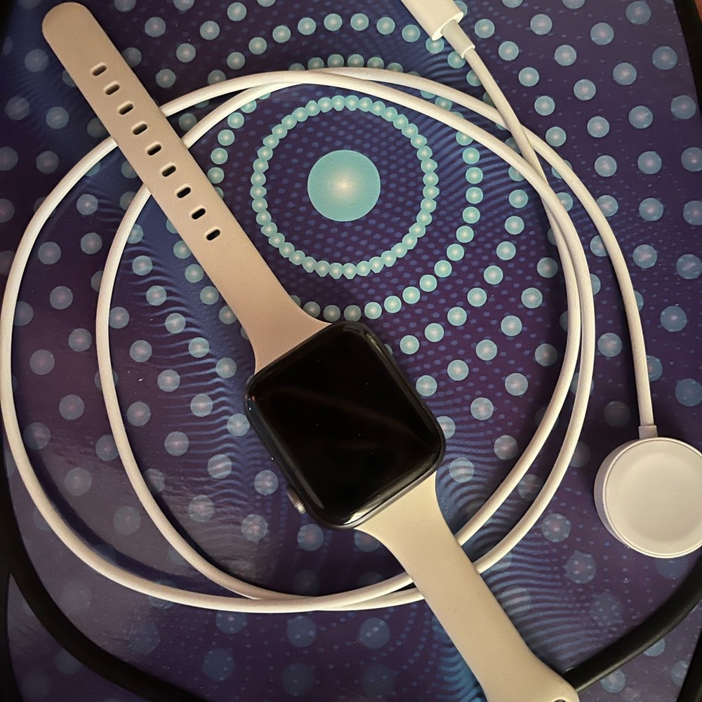 Apple Smartwatch Series 4 with Band and charger